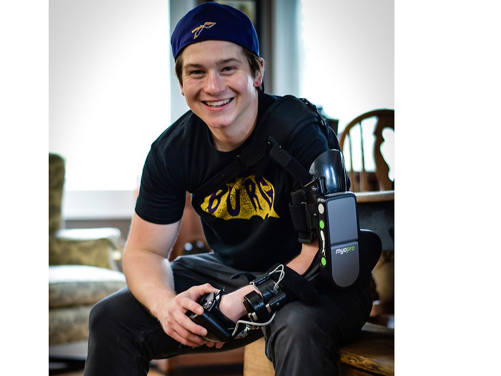 1000x1500 boy with brace