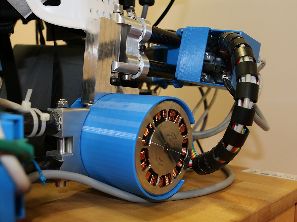 3 maxon motors per leg with reducer, one for the knee and two for the hip